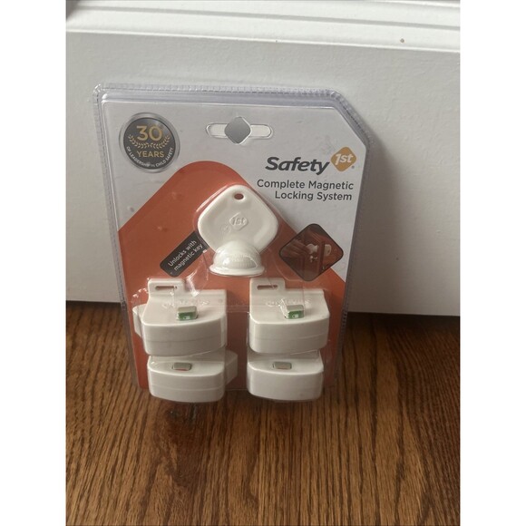 Safety 1st Magnetic Locking System Starter Set 4 Locks & 1 Key White HS132 - Picture 1 of 5